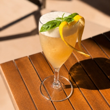 Mango,Hindistan cevizi,Tarçın MİX ve gin ile servis edilir 