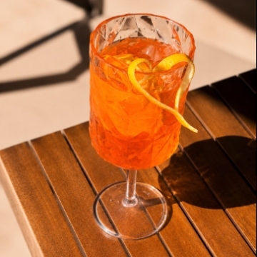 (Beyaz Şarap-Sprite-Soda Karışımı Bol Buz ile Birlikte)